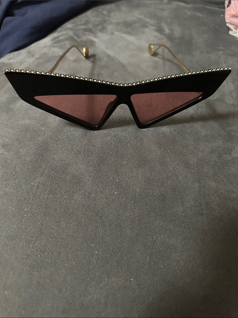 Gucci Black Cat-Eye Sunglasses with Red Lenses PREOWNED